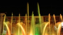 Fontane danzanti: lo spettacolo d' acqua e fuoco a ritmo di musica Fontane danzanti: lo spettacolo d' acqua e fuoco a ritmo di musica