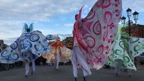 Spectacle de rue des papillons échassiers