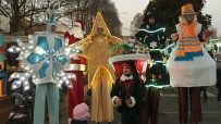 Christmas parade on stilts