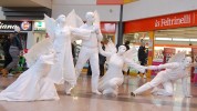 Animazione natalizia per centri commerciali spettacolo itinerante di bianche statue viventi e artisti mimi - Prestige Eventi