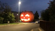 Allestimento di Halloween con Zucca gigante luminosa 