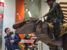 Dinosauro vivo spettacolo interattivo di artisti di strada - Prestige Eventi