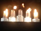 Fontane danzanti luminose con acqua e fuoco a ritmo di musica
