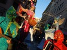 Parata di artisti di strada su trampoli ispirata al mondo delle favole - Prestige Eventi