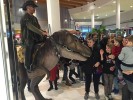 Dinosauro vivo spettacolo interattivo di artisti di strada - Prestige Eventi