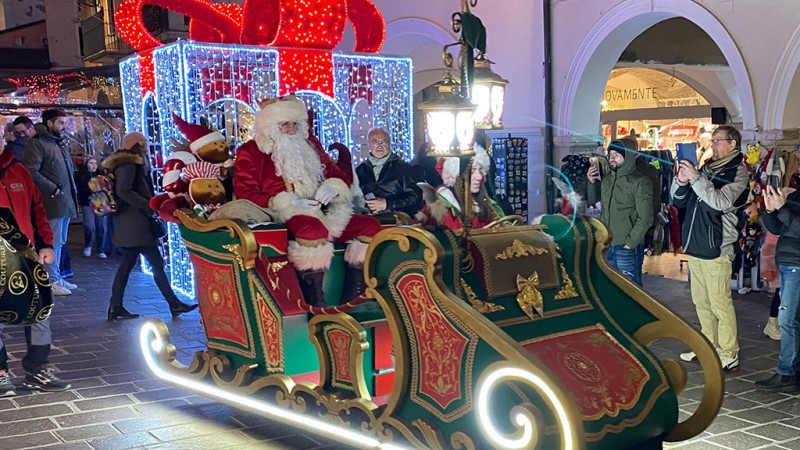 Spettacolo itinerante per Natale la vera Slitta di Babbo Natale con Babbo Natale e il suo aiutante Elfo