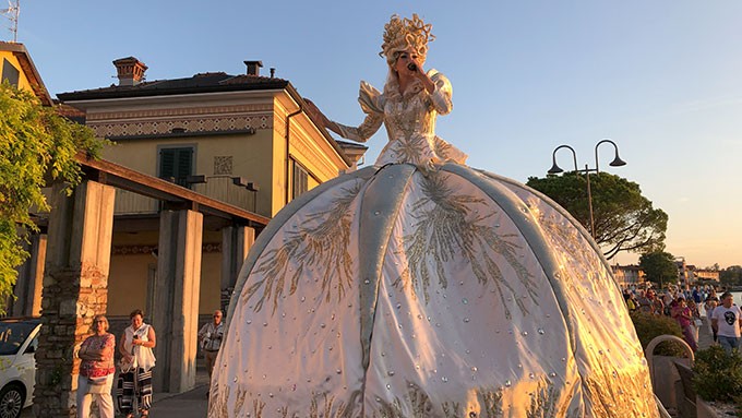 Spettacolo musicale di teatro di strada Note In Rosa