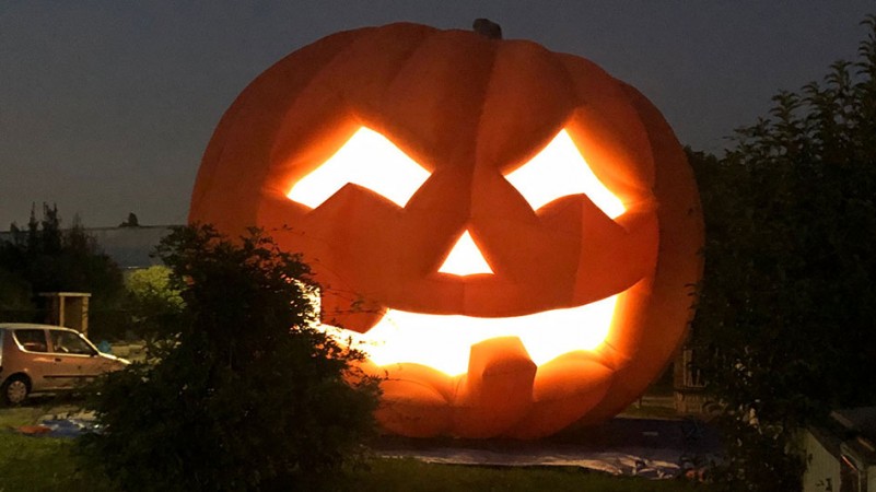 Allestimento di Halloween con Zucca gigante luminosa 