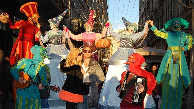 Parata di artisti di strada su trampoli ispirata al mondo delle favole - Prestige Eventi