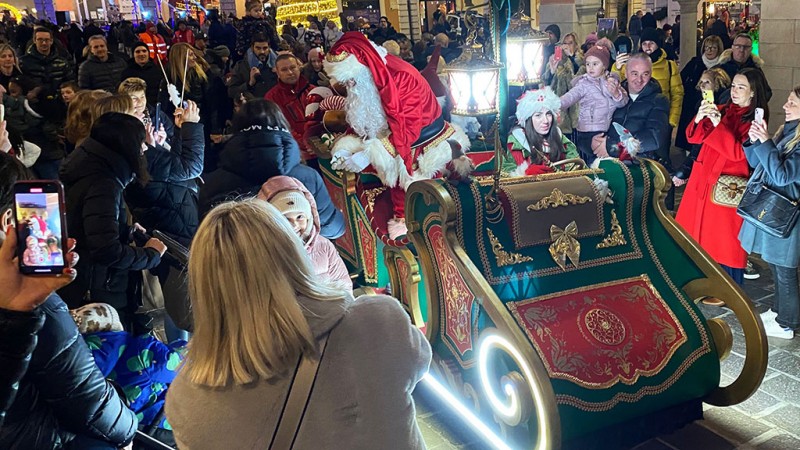 Spettacolo itinerante per Natale la vera Slitta di Babbo Natale con Babbo Natale e il suo aiutante Elfo