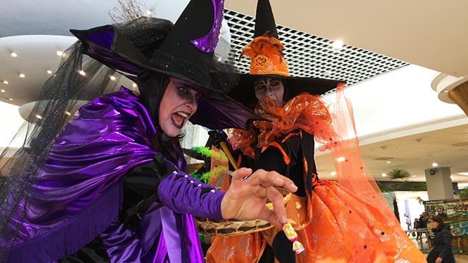 Spectacle de rue de sorcières sur échasses 