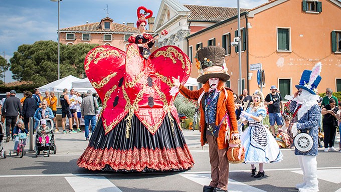 Spettacolo Itinerante Alice nel Paese delle Meraviglie