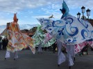 Parata di trampolieri con coloratissimi ed originali costumi