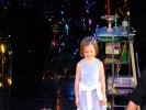 Bambini nella bolla gigante durante lo spettacolo di bolle di sapone - Prestige Eventi