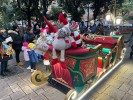 Slitta di Babbo Natale con Babbo Natale e il suo aiutante Elfo