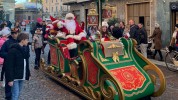 Slitta di Babbo Natale con Babbo Natale e il suo aiutante Elfo