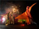 Spettacolo per feste di piazza con artisti di strada su trampoli e fuochi artificiali musicali - Prestige Eventi