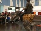 Spettacolo dinosauro vivo artisti di strada trampolieri - Prestige Eventi