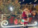 Slitta di Babbo Natale con Babbo Natale e il suo aiutante Elfo