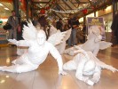 Angeli animazione itinerante per Natale con artisti di strada mimi e bianche statue viventi - Prestige Eventi
