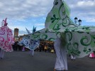 Parata di trampolieri con coloratissimi ed originali costumi