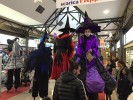 Spectacle de rue de sorcières sur échasses 