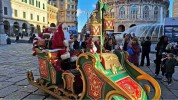 Slitta di Babbo Natale con Babbo Natale e il suo aiutante Elfo